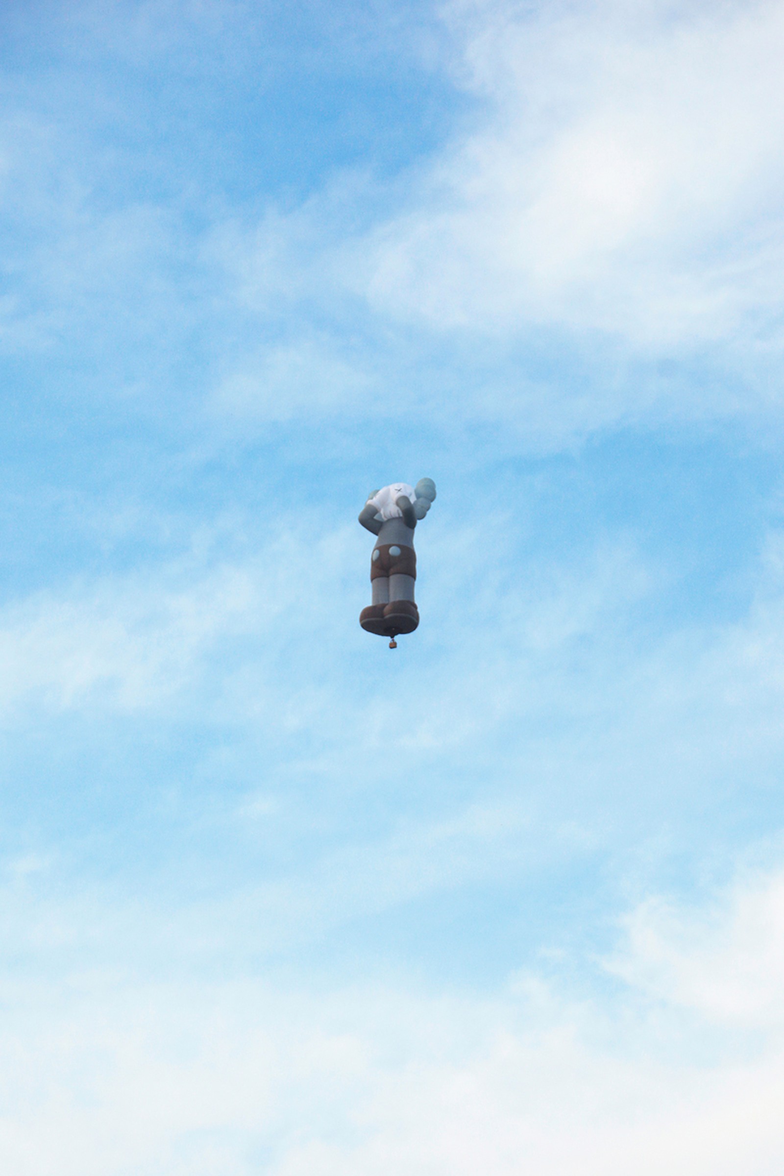 Kaws fait voler un Companion de 42 mètres pour son prochain drop