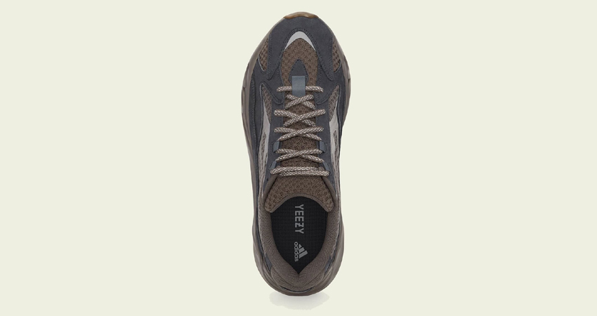 Yeezy Boost 700 V2 Mauve in Depth 03