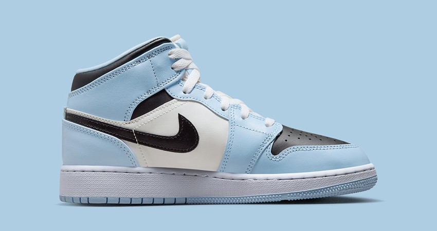 Air Jordan 1 Mid GS Enjoys The Coolness Of Ice Blue 01