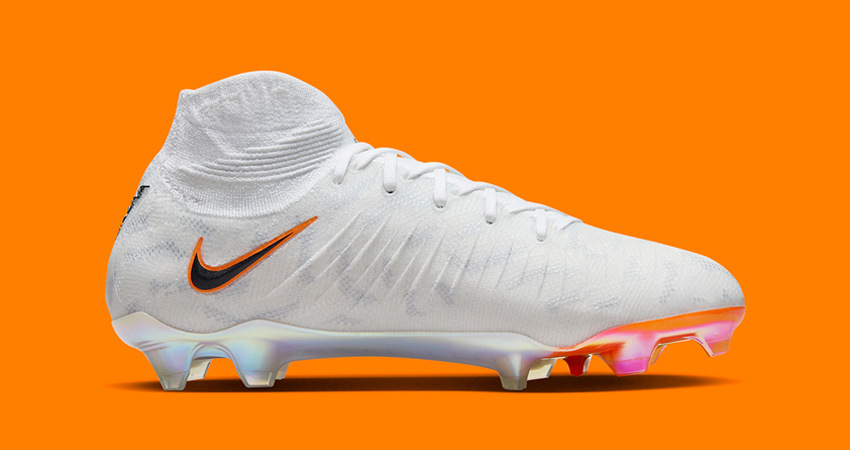 Nike Unveils A Women Exclusive Phantom Luna Elite right